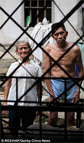 Tuy nhiên, bệnh viện địa phương không tìm ra nguyên nhân căn bệnh cũng như hướng chữa trị cho Dong Hai