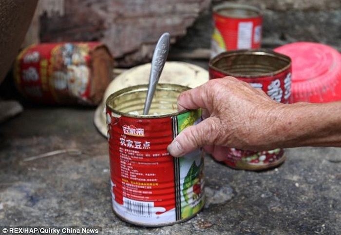 Thức ăn được đựng trong một chiếc hộp thiếc để đưa vào trong