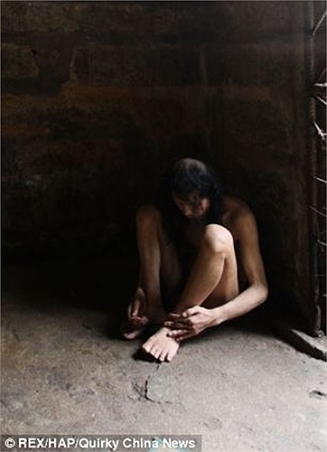 Dong Hai không có bất kỳ sự tiếp xúc thông thường nào với cha mẹ anh kể từ khi bị nhốt