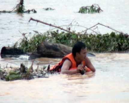 cứu người, gỗ, nước lũ, hồng thủy, thủy thần, đập thủy điện, biết ơn