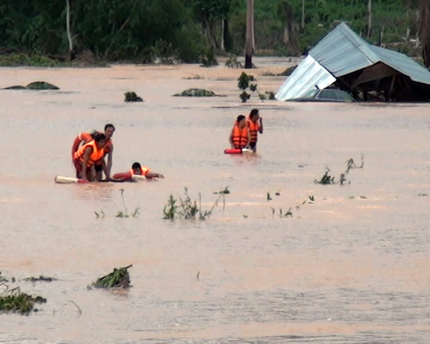 cứu người, gỗ, nước lũ, hồng thủy, thủy thần, đập thủy điện, biết ơn