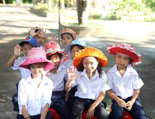 Lãnh đạo UBMTTQVN tỉnh thăm và tặng quà cho cha con "người rừng".giả cô giáo, cướp vàng, cướp hoa tai, học sinh, lừa đảo