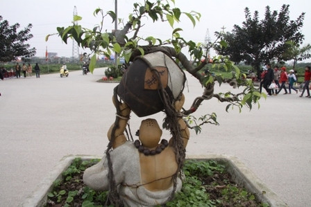 Thời cây cảnh tiền tỷ ế ẩm, thợ cây "xoay" sang lần hồi kiếm sống bằng cây hàng chợ.