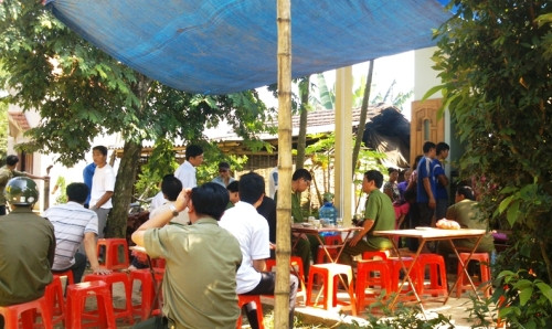 Người dân và các đoàn thể đến chia buồn với gia đình cháu Bùi Văn Nam – 1 trong 4 nạn nhân