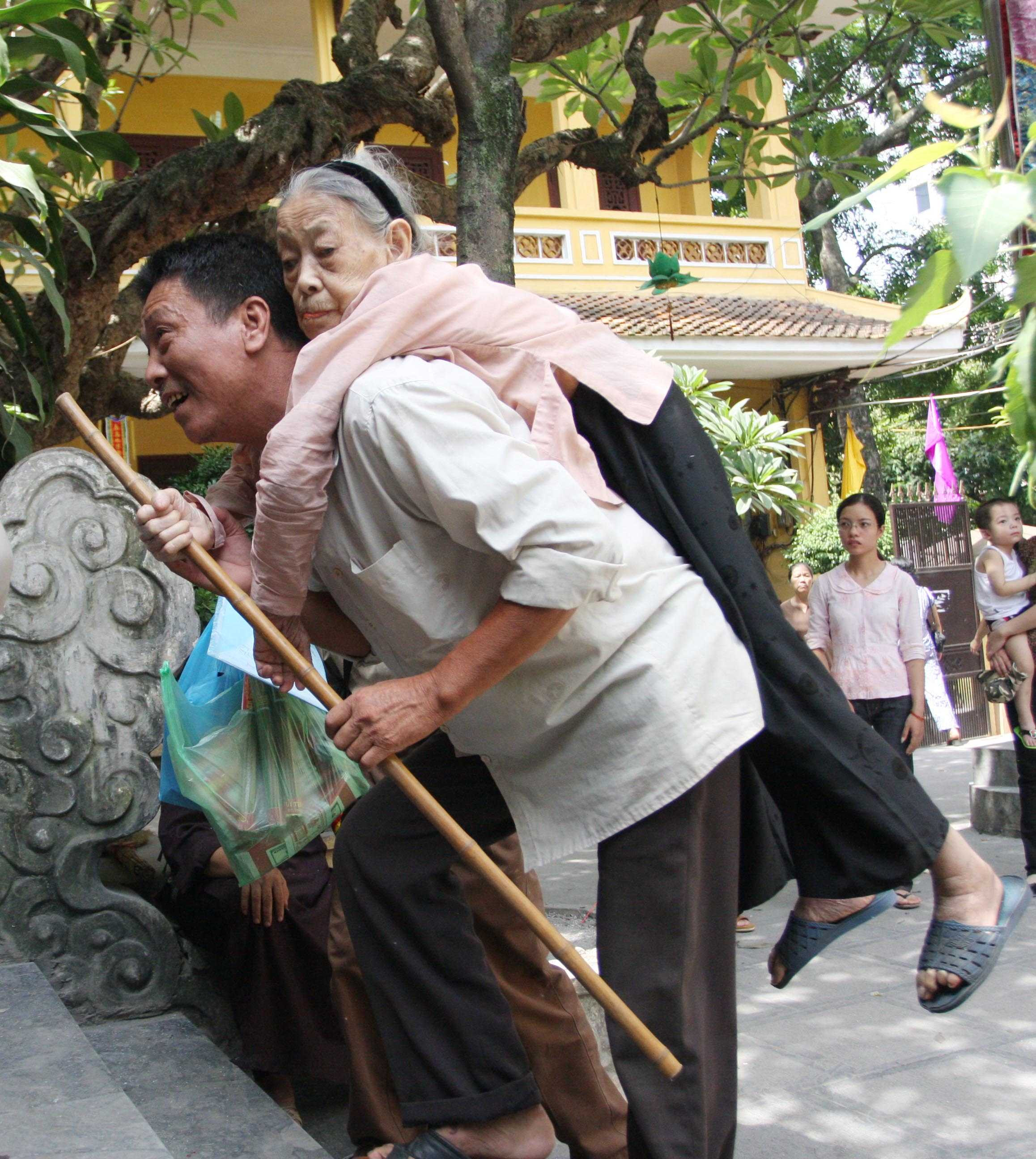 báo hiếu, chữ hiếu, thời hội nhập, đạo làm con, vu lan, niệm Phật, tận hiếu