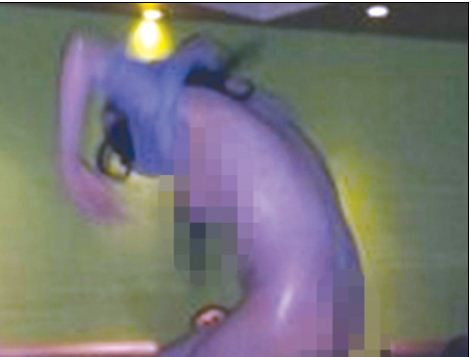 Sau khi uống hết 2 thùng bia, em bắt đầu phi lên bàn trình diễn màn thoát y vũ…