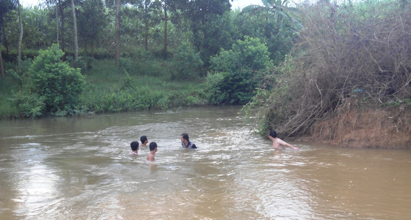 tân sinh viên, nam sinh, nước cuốn trôi