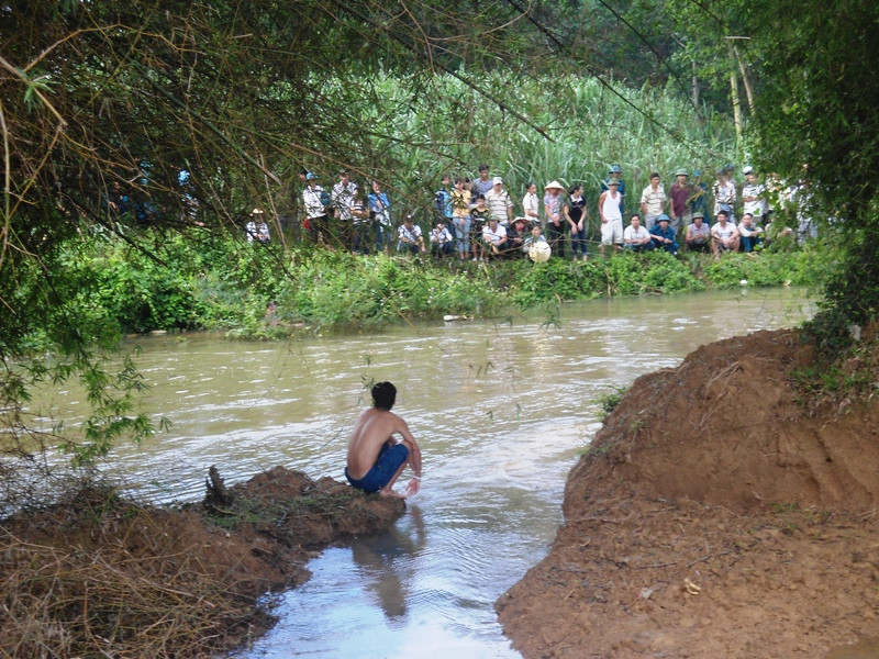tân sinh viên, nam sinh, nước cuốn trôi