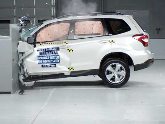 Subaru Forester 2014 là mẫu xe duy nhất đạt điểm tốt trong bài kiểm tra đâm trực diện góc nhỏ.