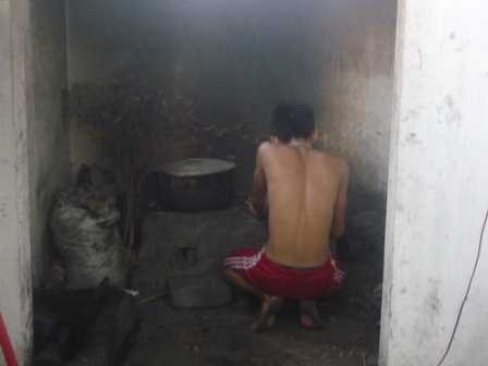 Cảnh học viên Lô Hội hì hục vào bếp chuẩn bị bữa ăn cho khoảng 15 người