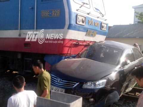 ô tô tiền tỷ bị tàu hỏa đâm