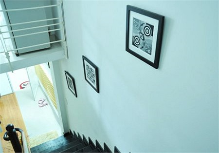 Với gam màu trắng và xanh nhạt, căn nhà toát lên một vẻ lãng mạn.