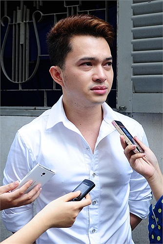 Từ sáng nay, 22/7, bạn bè, đồng nghiệp thân thiết cùng người hâm mộ đã đến viếng Wanbi. 