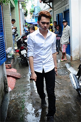 Mọi người đều mặc trang phục trắng hoặc xanh theo nguyện vọng của nam ca sĩ trước khi qua đời. Ca sỹ Nam Cường đã không giấu được nước mắt khi trả lời báo chí về những kỷ niệm giữa anh và Wanbi.