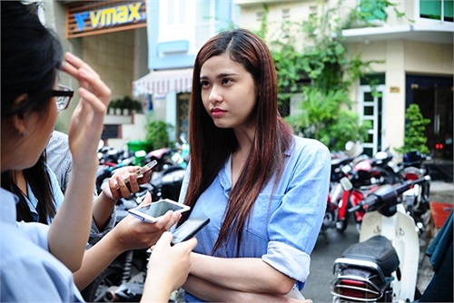 Trương Quỳnh Anh bạn diễn của Wanbi trong bộ phim điện ảnh Bóng ma học đường dự lễ viếng vào đầu giờ chiều nay với trang phục giản dị. Cô đã không giấu được sự xúc động và rơi lệ khi đến bên linh cữu của chàng nghệ sĩ trẻ bạc mệnh.