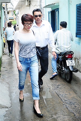 Tóc Tiên - cô ca sĩ từng bắt cặp thành công với Wanbi nhiều năm trước, đặc biệt là bản hit Kem dâu tình yêu, đã cùng ba đến thăm anh. Tóc Tiên mới về nước cách đây vài ngày. Cô và Wanbi từng có dự định sẽ cùng nhau đi du lịch vào mùa hè này, nhưng kế