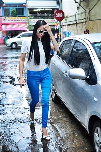 Thái Hà đến viếng bạn lúc trời đổ mưa