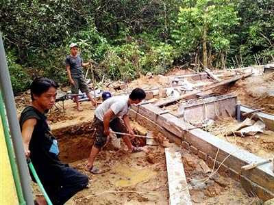 Nhà vệ sinh quy mô khiêm tốn, giá gần nửa tỷ đồng đang trong quá trình thi công. Ảnh: V.Nguyễn.