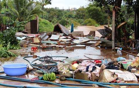 Cảnh tan hoang sau lũ