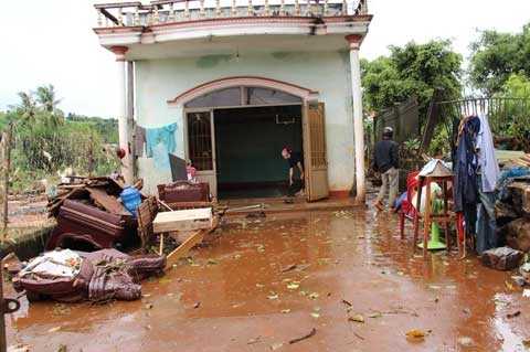Sau lũ, nhiều nhà đã hư hại toàn bộ tài sản