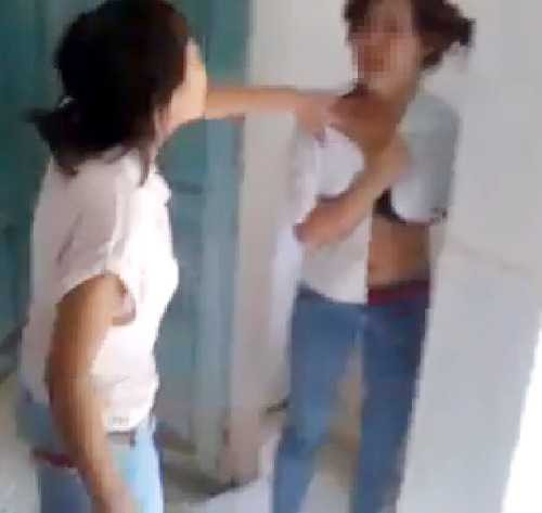 Hình ảnh nữ sinh H.B.N bị đánh đập, bắt lột áo (Ảnh cắt từ clip)