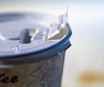 muốn có một cái nắp để ngăn chặn cà phê nóng có thể vô tình hắt vào quần áo thì họ sẽ phải trả thêm 2,9% tiền thuế 