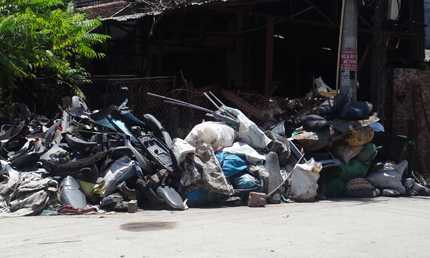 Xác xe máy chất đống trên đường làng
