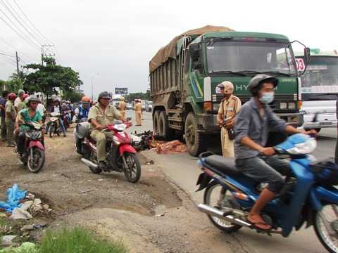 Bình Dương, tai nạn, xe ben, hung thần, xe máy, tử vong, em nhỏ, Quốc lộ 1A