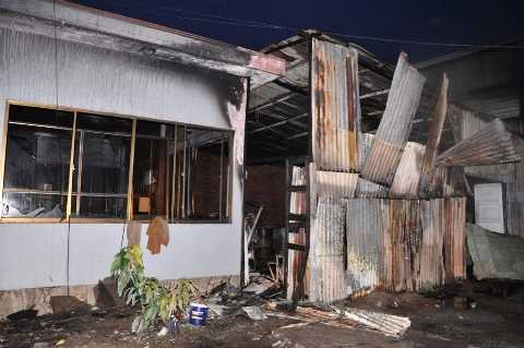 Theo chị Hồ Ngọc Oanh – quản lý một kho chứa bao bì gần đó, vào khoảng 16h50 cùng ngày, tài xế Trần Thanh Long (55 tuổi) điều khiển xe bồn tiến hành cho xe tiếp nhiên liệu cho cây xăng (tức đang bơm xăng vào hầm chứa), khi đã hoàn tất công việc thì người này thực hiện khâu đóng van. Tuy nhiên không biết nguyên nhân nào lửa xuất hiện và liếm vào tài xế Long khiến quần áo người này bị cháy. Hai nhân viên của cây xăng trong quá trình tham gia ứng cứu cũng bi lửa táp cháy xém nên bị bỏng nhẹ. Phát hiện sự việc các nhân viên của chị Oanh nhanh chóng chạy lại dùng bình chữa cháy dập lửa cho người đàn ông và hai nhân viên cây xăng. Tuy nhiên ngọn lửa phụt cháy quá nhanh đã khiến tài xế Long bị cháy toàn bộ áo quần, thân thể nạn nhân cũng bị bỏng nặng và được nhanh chóng đưa đi bệnh viện Chợ Rẫy để cấp cứu. Ngọn lửa sau khi bùng cháy đã theo đường ống dẫn xăng cháy lan vào gần khu vực xe bồn chở xăng. Rất may, tài môt nhân viên đã nhanh ý cho điều khiển xe thoát ra khỏi vùng nguy hiểm. Lực lượng PCCC H.Bình Chánh đã huy động 3 xe chữa cháy cùng hơn 20 cán bộ chiến sĩ đến hiện trường để khống chế đám cháy. Người dân và nhân viên cây xăng cũng dùng cát tại chỗ để dập lửa. Hơn 30 phút sau, đám cháy mới được dập tắt hoàn toàn. Ghi nhận tại hiện trường, vụ cháy đã làm toàn bộ khu vực hành chính và khu vực mặt hầm xăng bị thiêu rụi. Nhiều cửa kính bị vỡ vụn. Hàng chục thùng phuy, can kim loại đựng xăng dầu bị cháy đen. Chiếc xe bồn chở xăng bị cháy xém một phần. Hiện nguyên nhân vụ cháy và con số thiệt hai đang được lực lượng chức năng tiếp tục điều tra làm rõ. Một số hình ảnh từ vụ cháy: