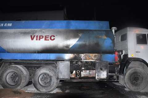 Theo chị Hồ Ngọc Oanh – quản lý một kho chứa bao bì gần đó, vào khoảng 16h50 cùng ngày, tài xế Trần Thanh Long (55 tuổi) điều khiển xe bồn tiến hành cho xe tiếp nhiên liệu cho cây xăng (tức đang bơm xăng vào hầm chứa), khi đã hoàn tất công việc thì người này thực hiện khâu đóng van. Tuy nhiên không biết nguyên nhân nào lửa xuất hiện và liếm vào tài xế Long khiến quần áo người này bị cháy. Hai nhân viên của cây xăng trong quá trình tham gia ứng cứu cũng bi lửa táp cháy xém nên bị bỏng nhẹ. Phát hiện sự việc các nhân viên của chị Oanh nhanh chóng chạy lại dùng bình chữa cháy dập lửa cho người đàn ông và hai nhân viên cây xăng. Tuy nhiên ngọn lửa phụt cháy quá nhanh đã khiến tài xế Long bị cháy toàn bộ áo quần, thân thể nạn nhân cũng bị bỏng nặng và được nhanh chóng đưa đi bệnh viện Chợ Rẫy để cấp cứu. Ngọn lửa sau khi bùng cháy đã theo đường ống dẫn xăng cháy lan vào gần khu vực xe bồn chở xăng. Rất may, tài môt nhân viên đã nhanh ý cho điều khiển xe thoát ra khỏi vùng nguy hiểm. Lực lượng PCCC H.Bình Chánh đã huy động 3 xe chữa cháy cùng hơn 20 cán bộ chiến sĩ đến hiện trường để khống chế đám cháy. Người dân và nhân viên cây xăng cũng dùng cát tại chỗ để dập lửa. Hơn 30 phút sau, đám cháy mới được dập tắt hoàn toàn. Ghi nhận tại hiện trường, vụ cháy đã làm toàn bộ khu vực hành chính và khu vực mặt hầm xăng bị thiêu rụi. Nhiều cửa kính bị vỡ vụn. Hàng chục thùng phuy, can kim loại đựng xăng dầu bị cháy đen. Chiếc xe bồn chở xăng bị cháy xém một phần. Hiện nguyên nhân vụ cháy và con số thiệt hai đang được lực lượng chức năng tiếp tục điều tra làm rõ. Một số hình ảnh từ vụ cháy: