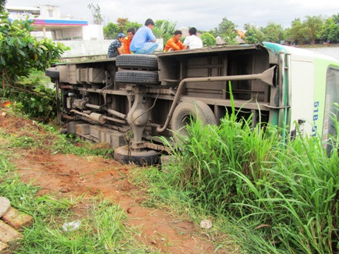 TP.HCM, tai nạn, quận 9, xe buýt, lao xuống ao, thoát chết