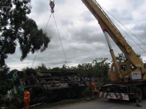 TP.HCM, tai nạn, quận 9, xe buýt, lao xuống ao, thoát chết