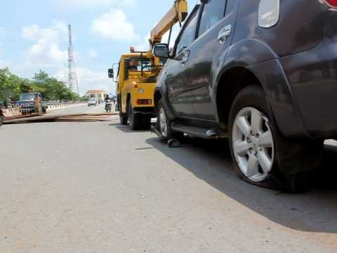 TPHCM, xe cẩu, tấm sắt, cầu vượt Quang Trung, ô tô 7 chỗ