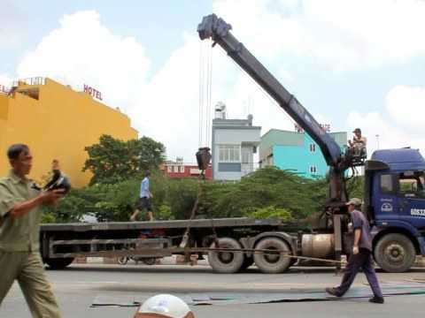 TPHCM, xe cẩu, tấm sắt, cầu vượt Quang Trung, ô tô 7 chỗ