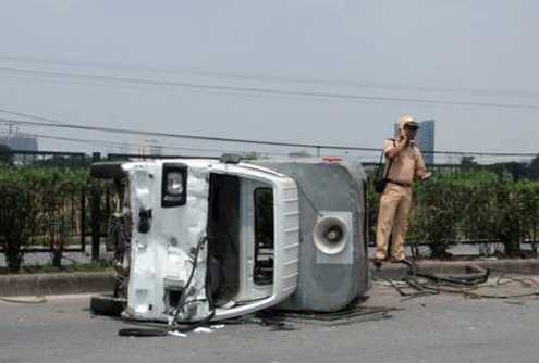 Xe công an tông dải phân cách, một người bị thương