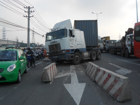 TP.HCM, container, dải phân cách, đại náo, kẹt xe, Xa lộ Hà Nội