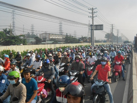 TP.HCM, container, dải phân cách, đại náo, kẹt xe, Xa lộ Hà Nội
