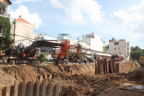 Hiện trường vụ cháy tại khu vực thi công công trình thoát nước Nguyễn Huy Thông