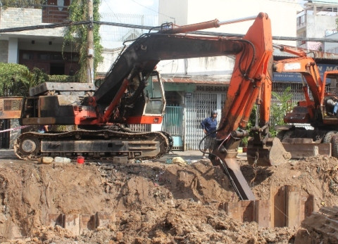  Xe cuốc đang đóng cọc sắt thì bốc cháy