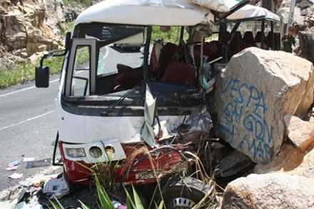 xe khách đâm vào vách núi, tai nạn giao thông, giáo viên, khánh hòa