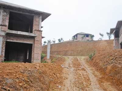 Khu vực đồi Đá Bạc tại xã Yên Bài (Ba Vì) đã bị san phẳng để xây biệt thự. Ảnh: Tuấn Minh.