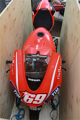 Sau một hành trình dài, chiếc Ducati Desmosedici GP13 hiện đã có mặt tại Việt Nam và chuẩn bị trình làng với công chúng trong khuôn khổ ngày hội dành riêng cho xe môtô phân khối lớn. 