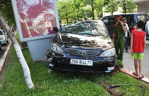 Xe Camry gây tai nạn liên hoàn, kéo rê người dưới gầm