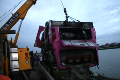 Xe chở khách lao xuống ao, nhiều người bị thương