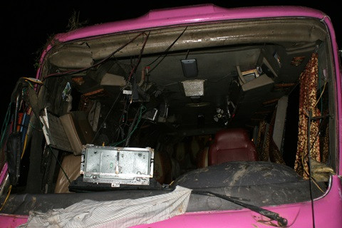 Xe chở khách lao xuống ao, nhiều người bị thương