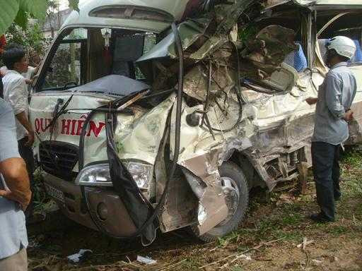 xe tải, xe khách, đối đầu, biến dạng