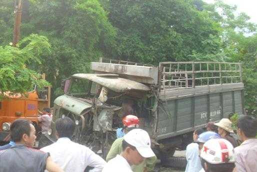 xe tải, xe khách, đối đầu, biến dạng