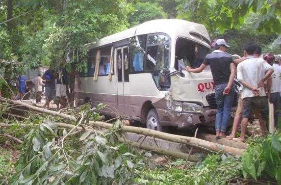 xe tải, xe khách, đối đầu, biến dạng