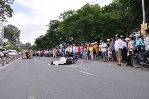 TP.HCM, tai nạn, va chạm xe máy, xe nước ngoài, cán chết người, bỏ chạy