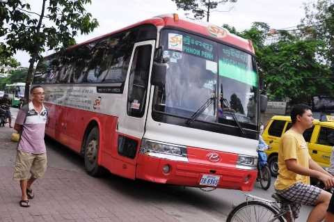 TP.HCM, tai nạn, va chạm xe máy, xe nước ngoài, cán chết người, bỏ chạy